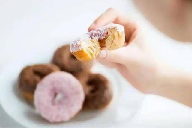 医生调查发现：老人若开始戒掉甜食，不出多久，身体或迎来3改善