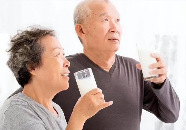 年过60岁要远离牛奶？医生苦劝：不想住进医院，最好少喝这几种奶