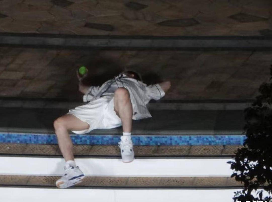 原创            泪目！郭艾伦宋雨琦六年后再聚首，打水仗互怼笑到飙泪，网友：跑男DNA动了！