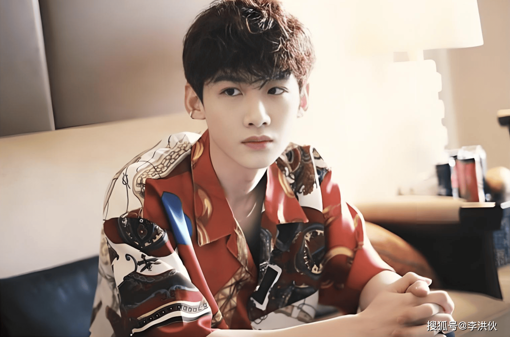 原创            白敬亭宋轶CP终成现实？同款茶几和地毯被扒，知情人爆料称是婚房