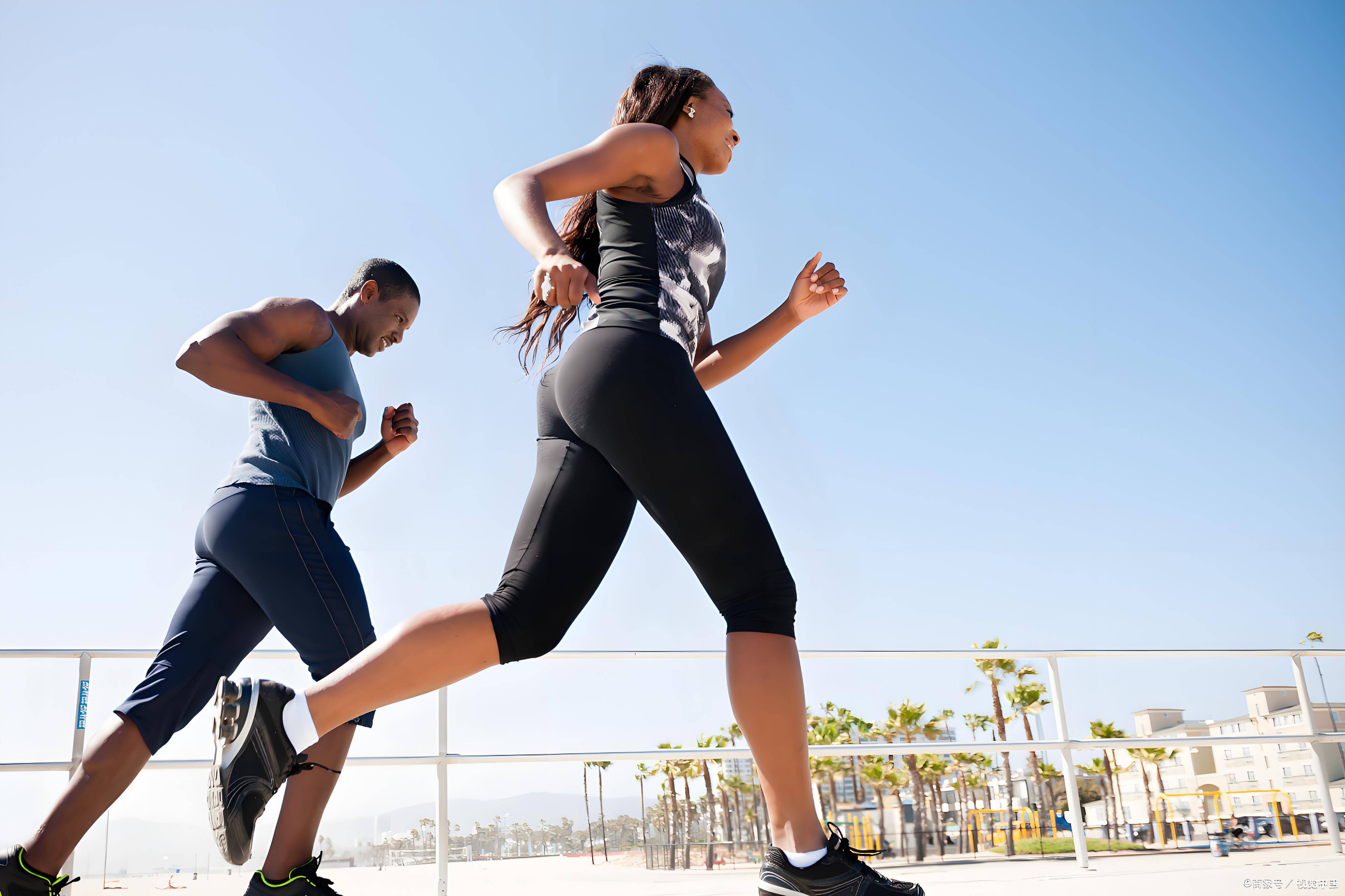 户外慢跑 + 仰卧起坐，赛乐赛搭配高纤维瘦身食谱​