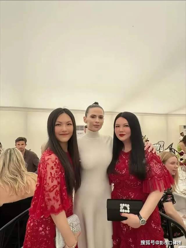 原创            李湘带女儿参加英皇室马球赛，母女贵妇气质很像，王诗龄长胖不少