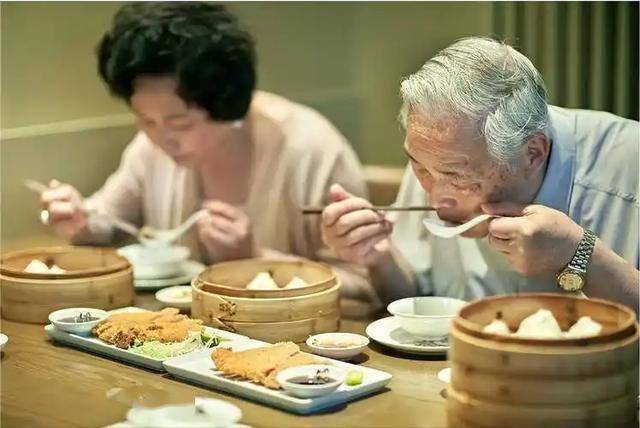 “吃饭八分饱”错了？医生提醒：过了60岁，吃饭要尽量做到这3点