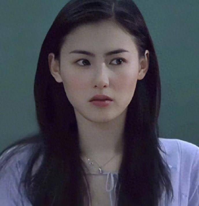 张柏芝越活越有富贵相，谢霆锋朴素现身大排档，离婚夫妻差距大