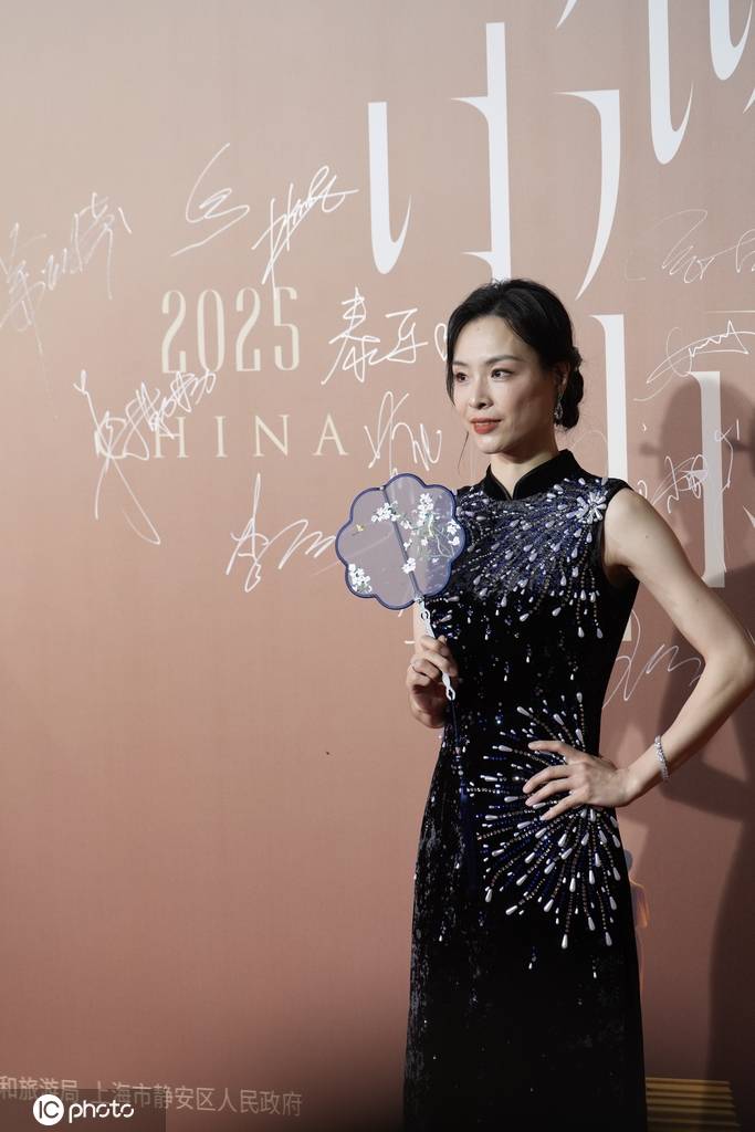 吴敏霞亮相2025中国时尚产业盛典红毯活动