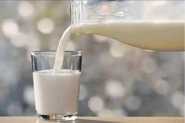 医生提醒：上了年纪，要少喝牛奶，多吃这3样，很多老人不明白