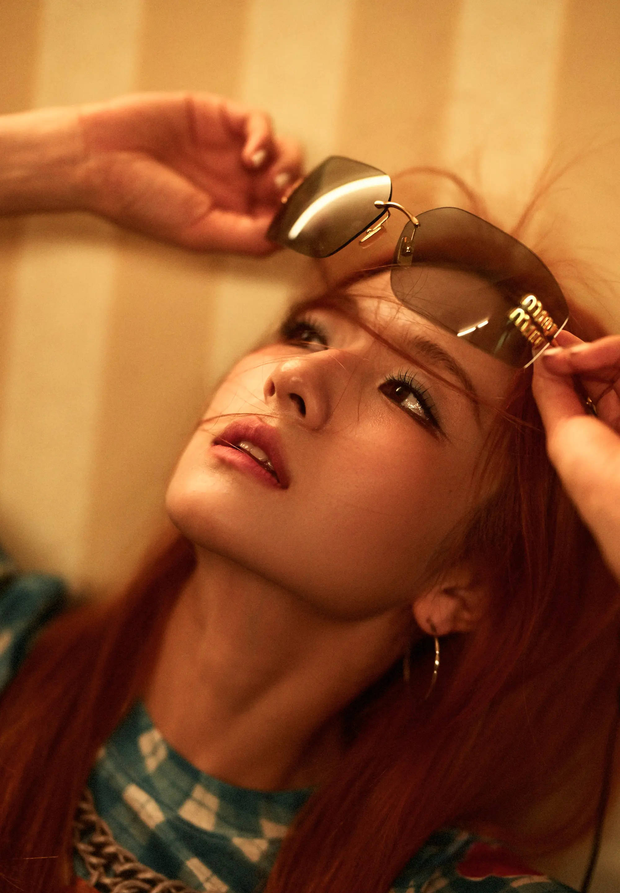 李兰迪染红发化身千禧辣妹 涂蓝色眼影笑容古灵精怪