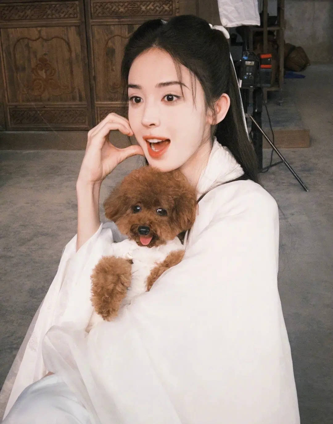 娜扎穿白色古装襦裙清丽温婉 脸颊比心表情搞怪可爱