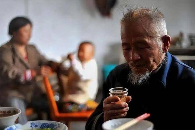 医生直言：每天总是饭后喝酒的人，不出2个月，身体或有4个改变