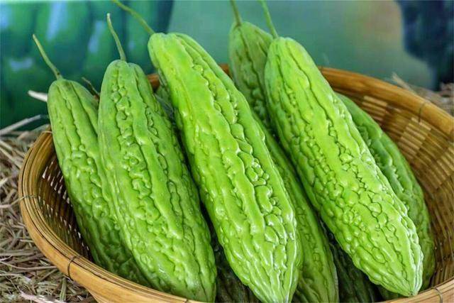 医生实话：经常吃苦瓜的人，不出两个月，身体会有4个变化！