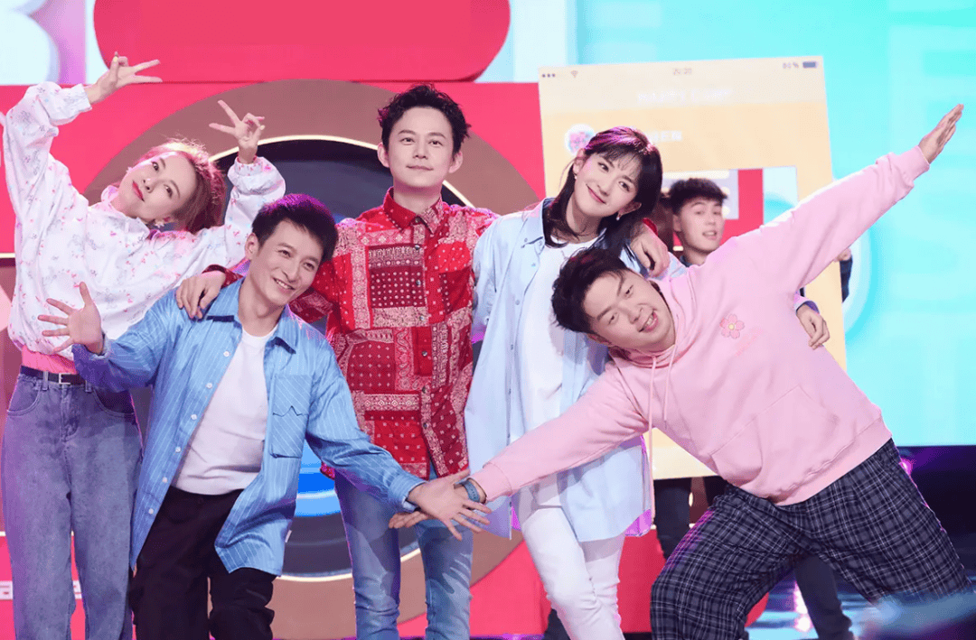 原创            41岁吴昕瘦身后美出新高度，染金发又娇又嫩灵动似少女，离开快本活成大女主