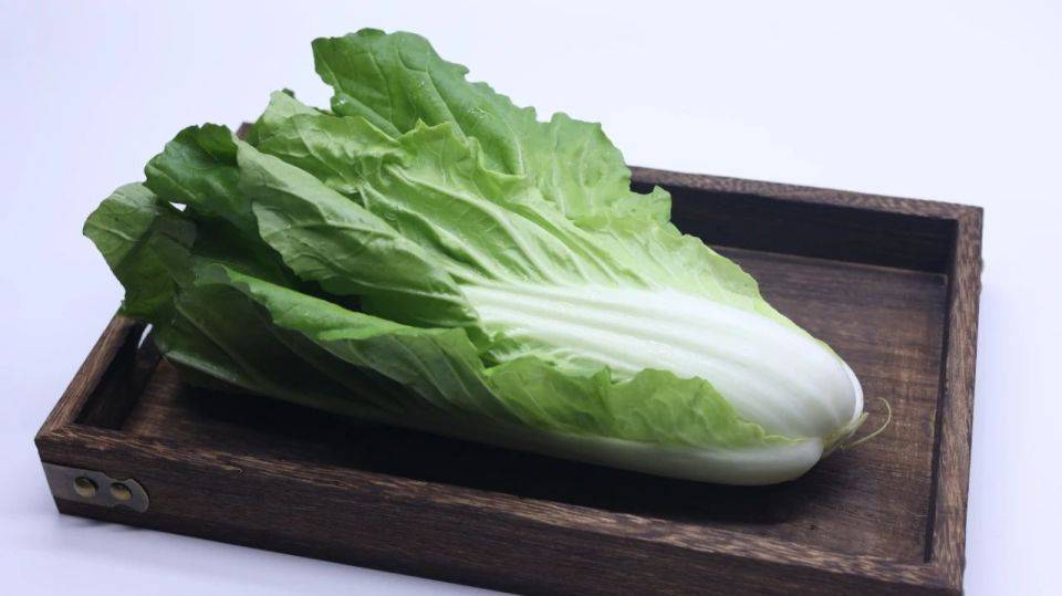 一降压，二降血脂，三利尿，此菜中老年人要多吃，排便更通畅