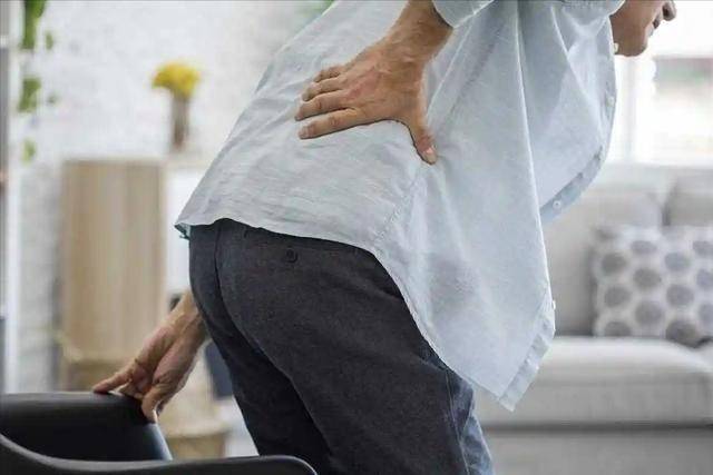 研究发现：骨质疏松不怕久坐，真正“怕”的是随意去做这3件事！