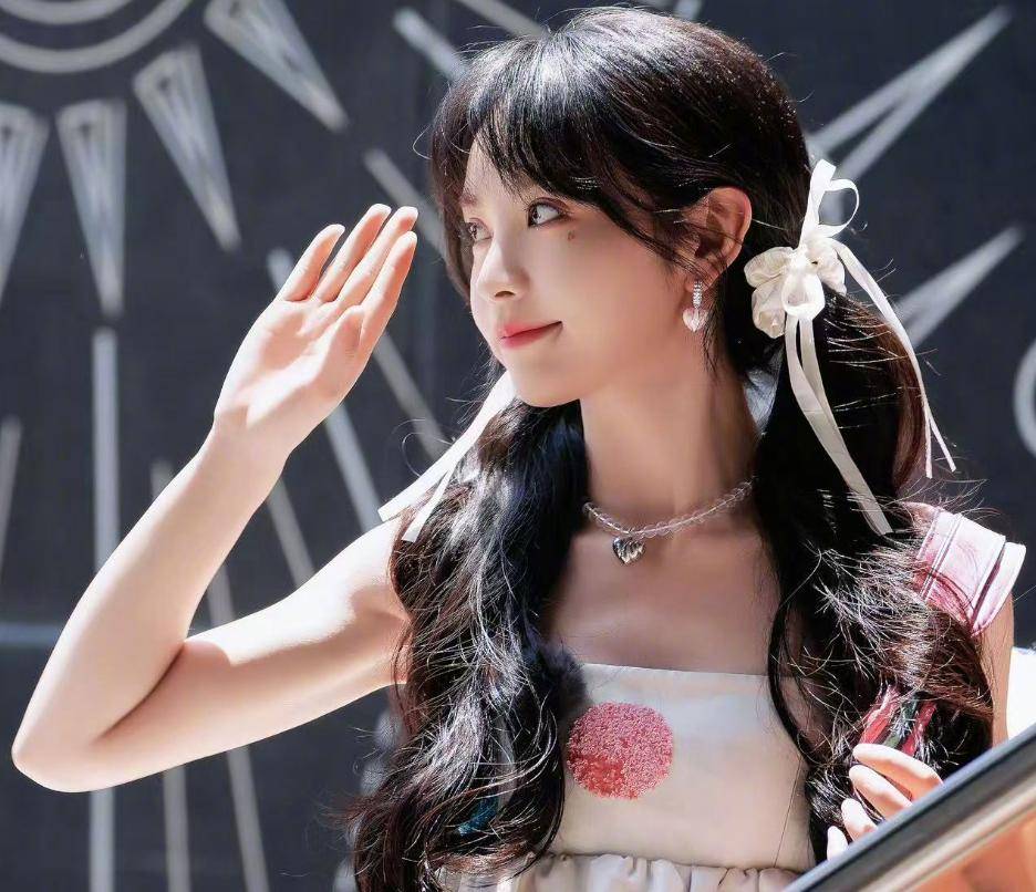 原创            田曦薇新造型撞脸鞠婧祎，李一桐瘦成纸片人，张艺凡变身洋娃娃！