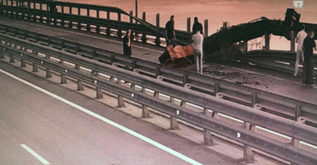 乌媒称乌方炸毁克里米亚大桥！乌克兰国家安全局：从水下爆破，大桥已处于紧急危险状态