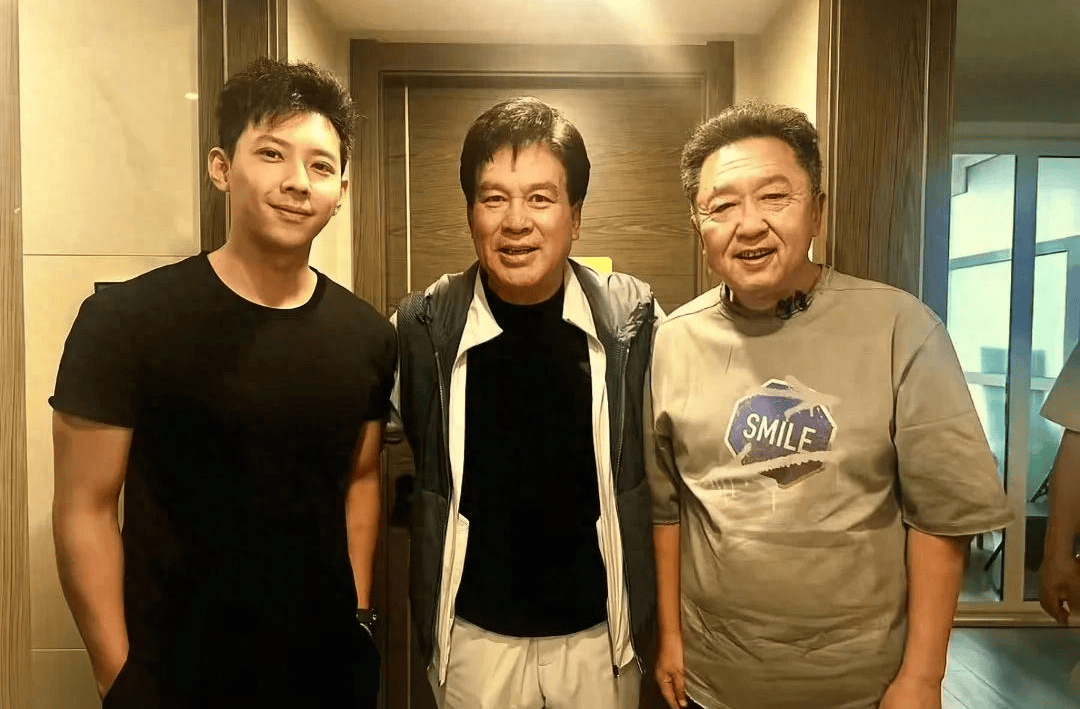 原创            朱时茂孙女孙子出镜，都是浓眉大眼随爷爷，6岁朱星潼英语流利