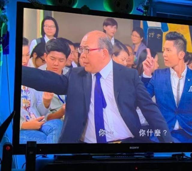 抓住流量密码？TVB男星身兼多职开直播教英语，更解开扣子露胸肌