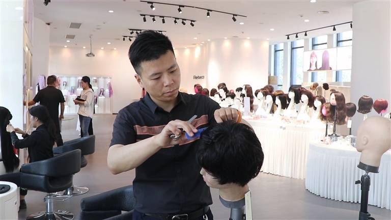 许昌假发：编织时尚界“顶上艺术”