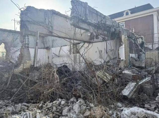 只剩几堵墙的别墅被拍出2683万元高价，小区保安：至少两年前就已被拆