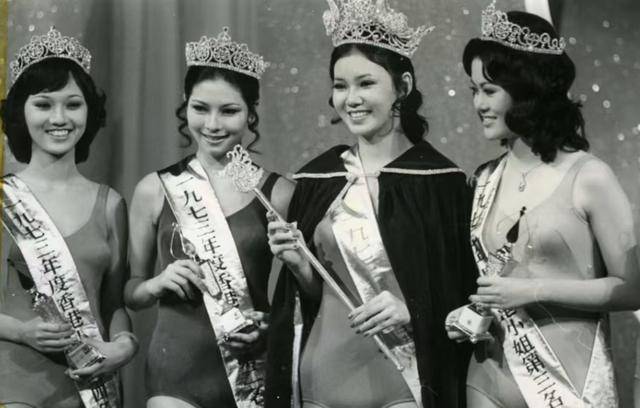 网络欺凌！71岁赵雅芝直播带货至深夜被嘲装可怜，疑因此气到手抖