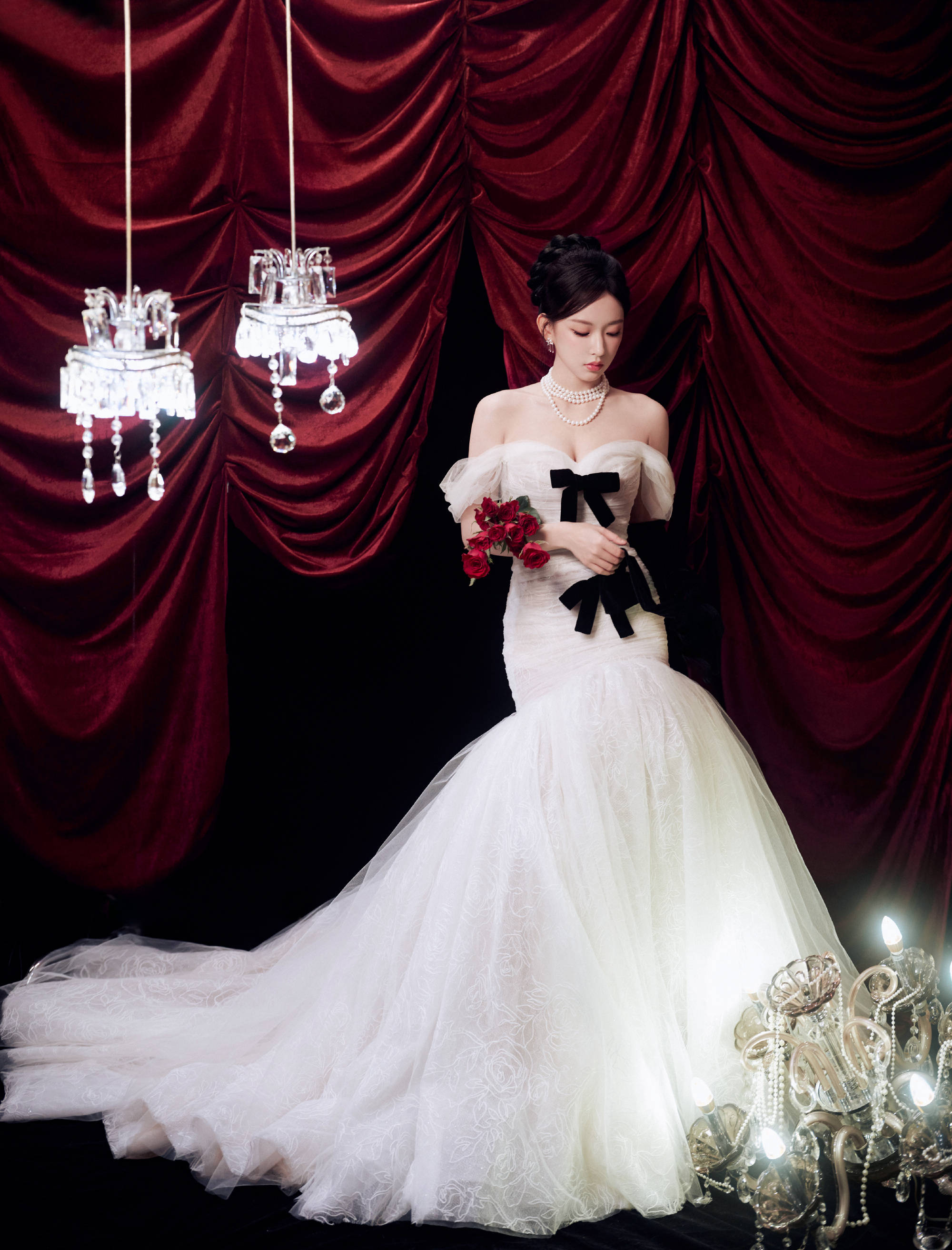 程潇穿白色抹胸纱裙大方秀曼妙身姿！优雅造型复古吸睛