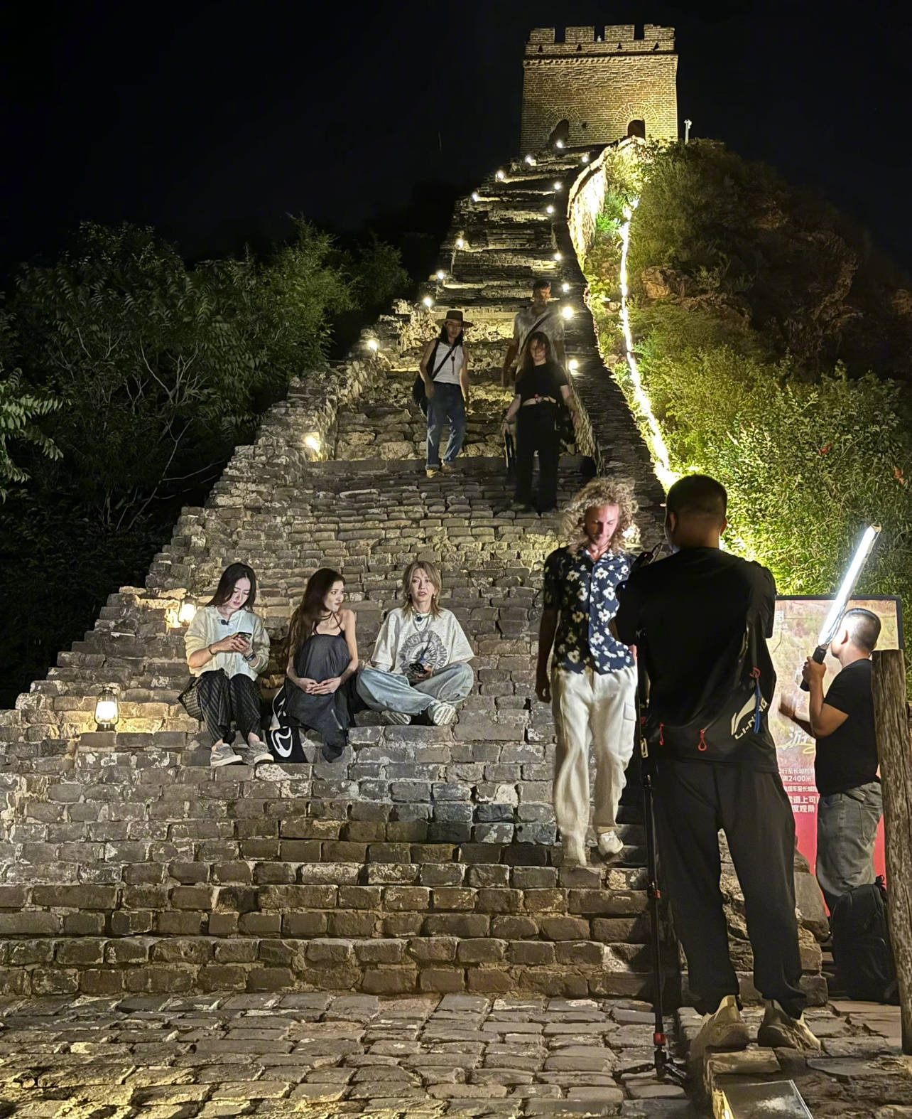 浪姐友谊永不散！网友偶遇郭碧婷张予曦刘忻夜爬长城