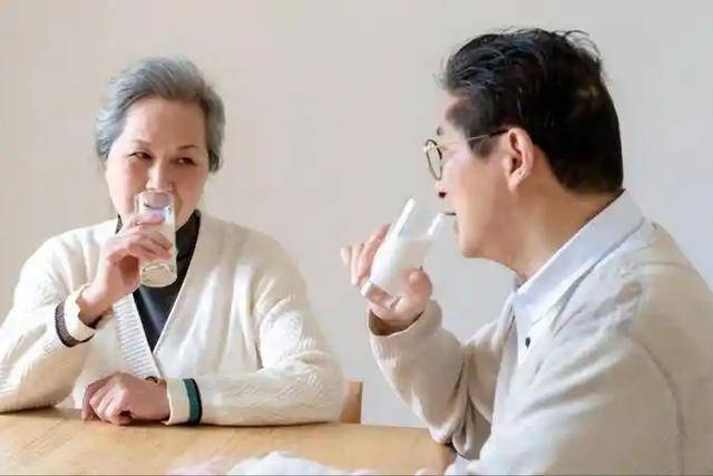 长期喝牛奶的人，最后会怎样？医生发现：这3个好处或不请自来！