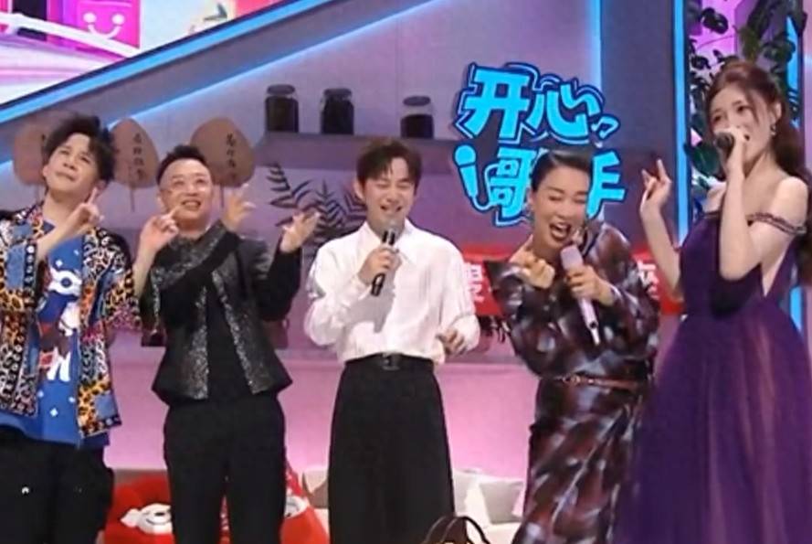 原创            那英自认是单依纯粉丝，同台开嗓模仿其唱腔，五官完全放飞