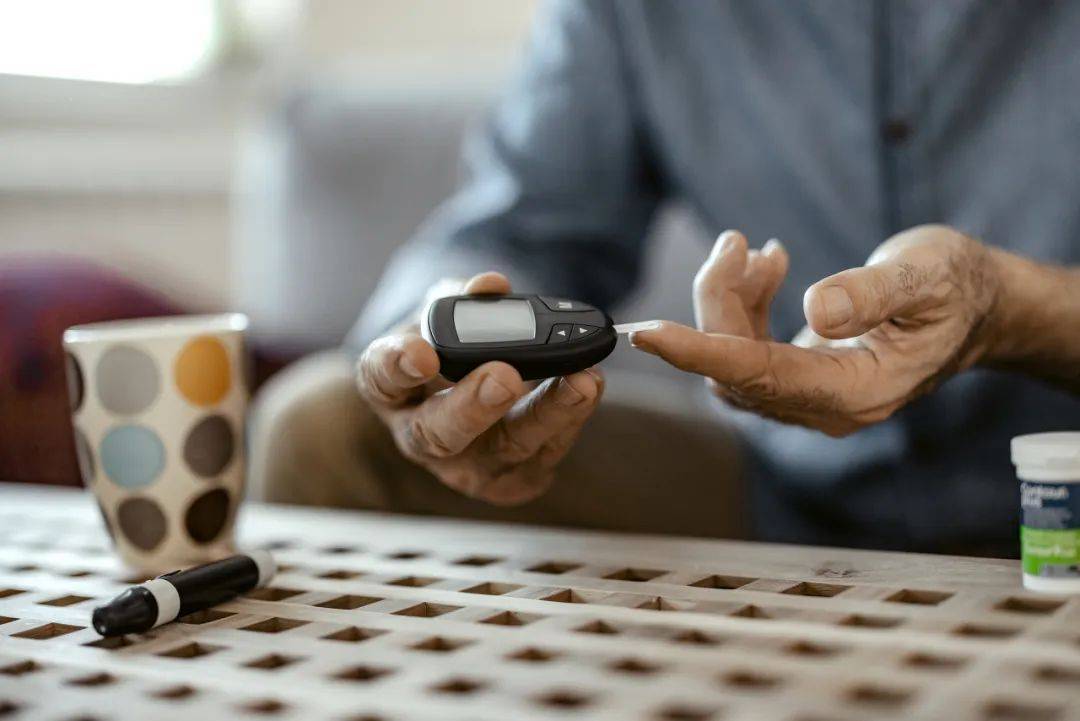 喝牛奶时做一个小改变，血脂降了、血糖稳了、肠道好了→