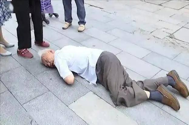 医生提醒：70岁以上的老人，宁愿天天玩手机，也不要随便做这5事