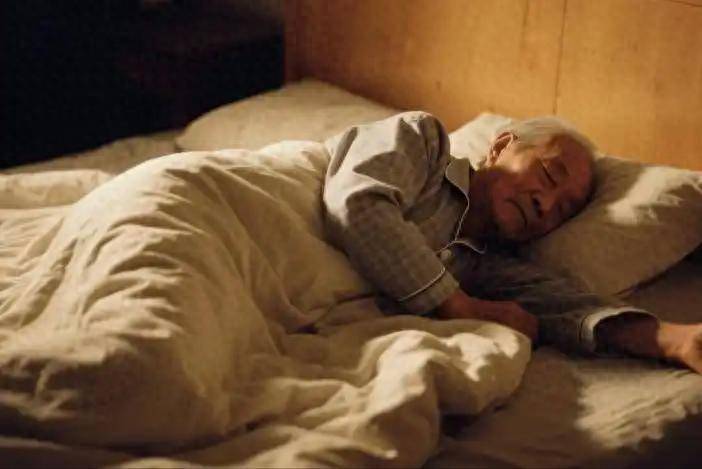 晚上十点睡觉错了？医生反复提醒：60岁以后，睡觉尽量做好这4点