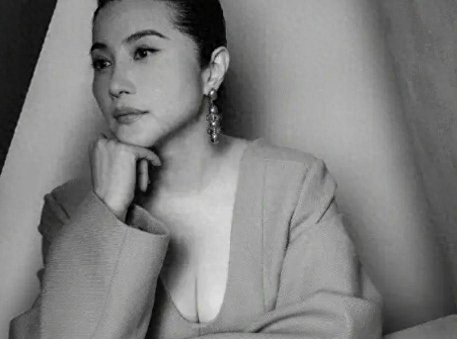 原创            一部电影夺8个影后，颜丙燕的“消失”，才是娱乐圈的“悲哀”