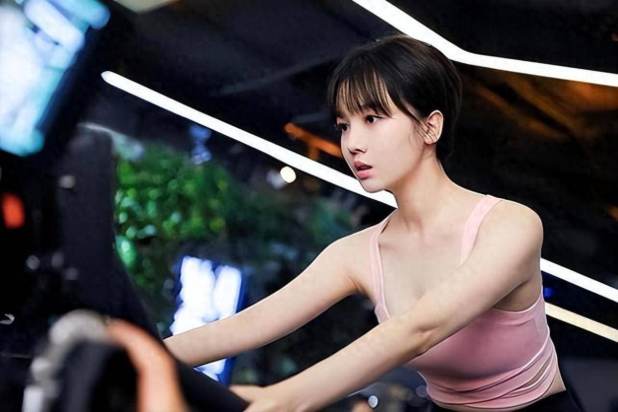 原创            35岁陈小纭，因“超大豪宅”火了，网友：真大，好想住！