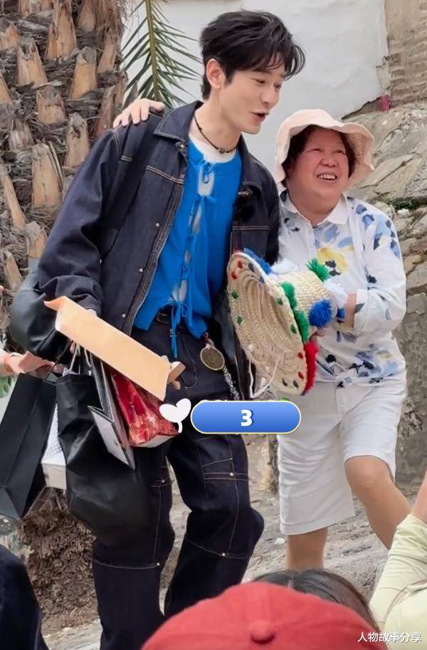 原创            黄晓明被阿姨一把搂住，下意识行为暴露真实人品，一般人装不出来