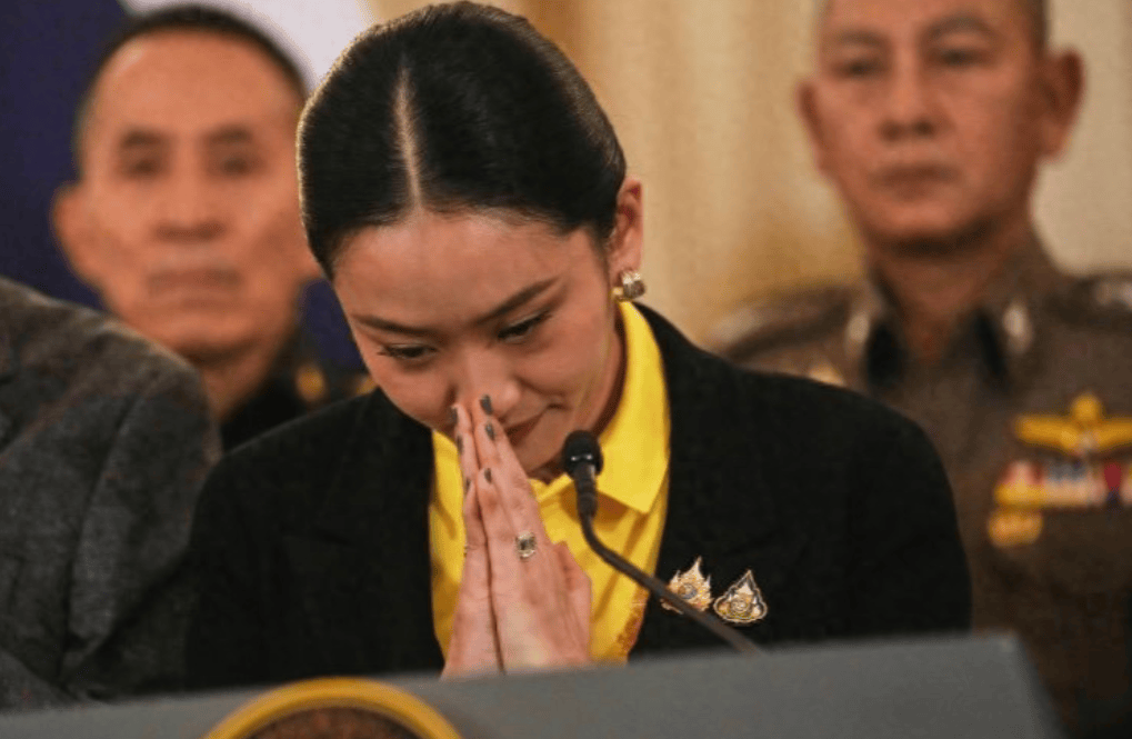 总理府被包围，佩通坦拒绝辞职，军方态度坚决，中方已提前交底