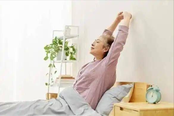 高血压和早起有关？医生提醒：血压高的人，早晨最好少做这4件事