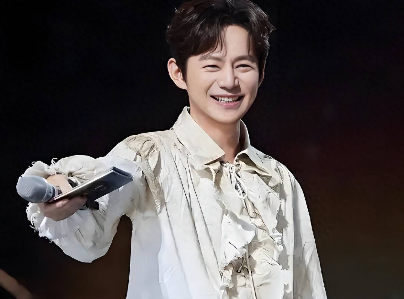 原创            事实证明，无妻无子、身价过亿、做了51年老好人的何炅，才非常凉薄