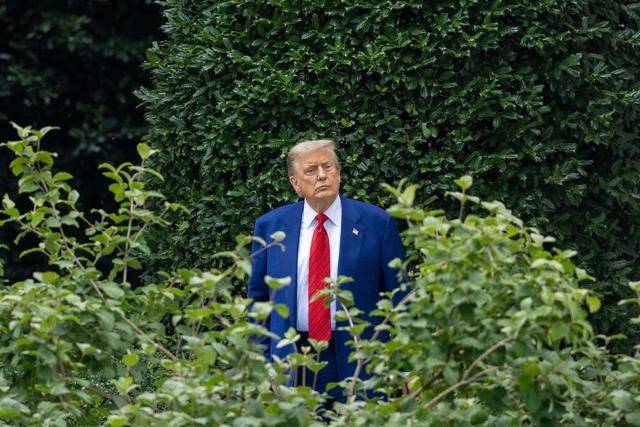 特朗普：“何不更换伊朗政权？”