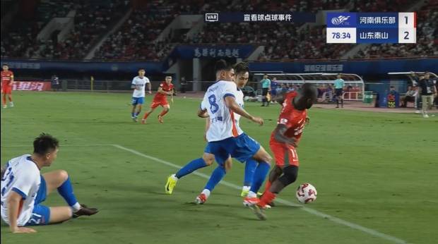 VAR介入！马德鲁加禁区线踢倒阿奇姆彭，送给河南队点球！