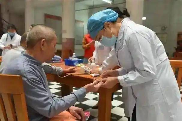 一旦空腹血糖超过7，或餐后血糖超过10，建议少碰这4类食物！