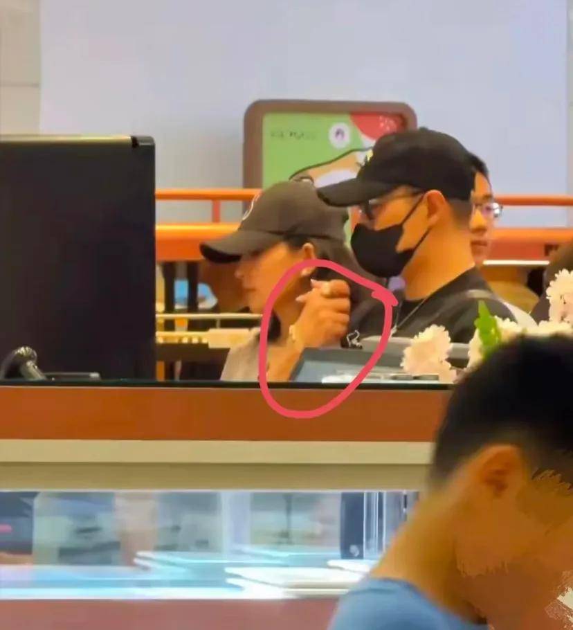 原创            汪峰在新疆与森林北逛街，恩爱小情侣状态，不会喜欢年纪大的宁静