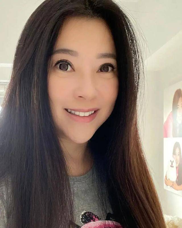 “最美郭芙”晒新疆旅行照！尖下巴引关注，因前夫锒铛入狱而离婚