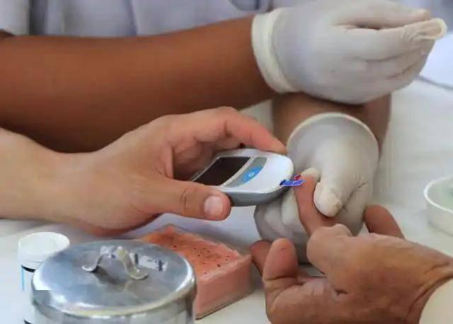 67岁老人吃氨糖，半年后入院，医生怒斥：怎能犯这么低级的错误