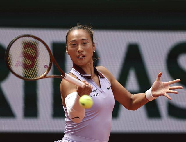 新华社快讯：郑钦文首进法网女单八强