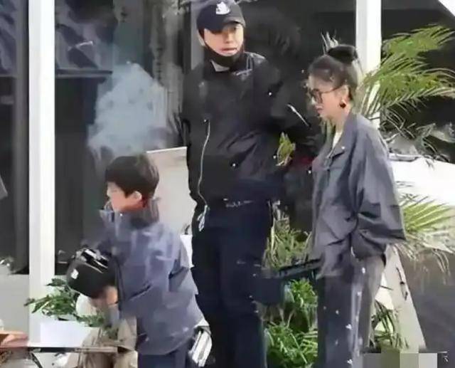 原创            离婚7年，李小璐贾乃亮频繁合体引复合猜疑，网友：为了女儿发展