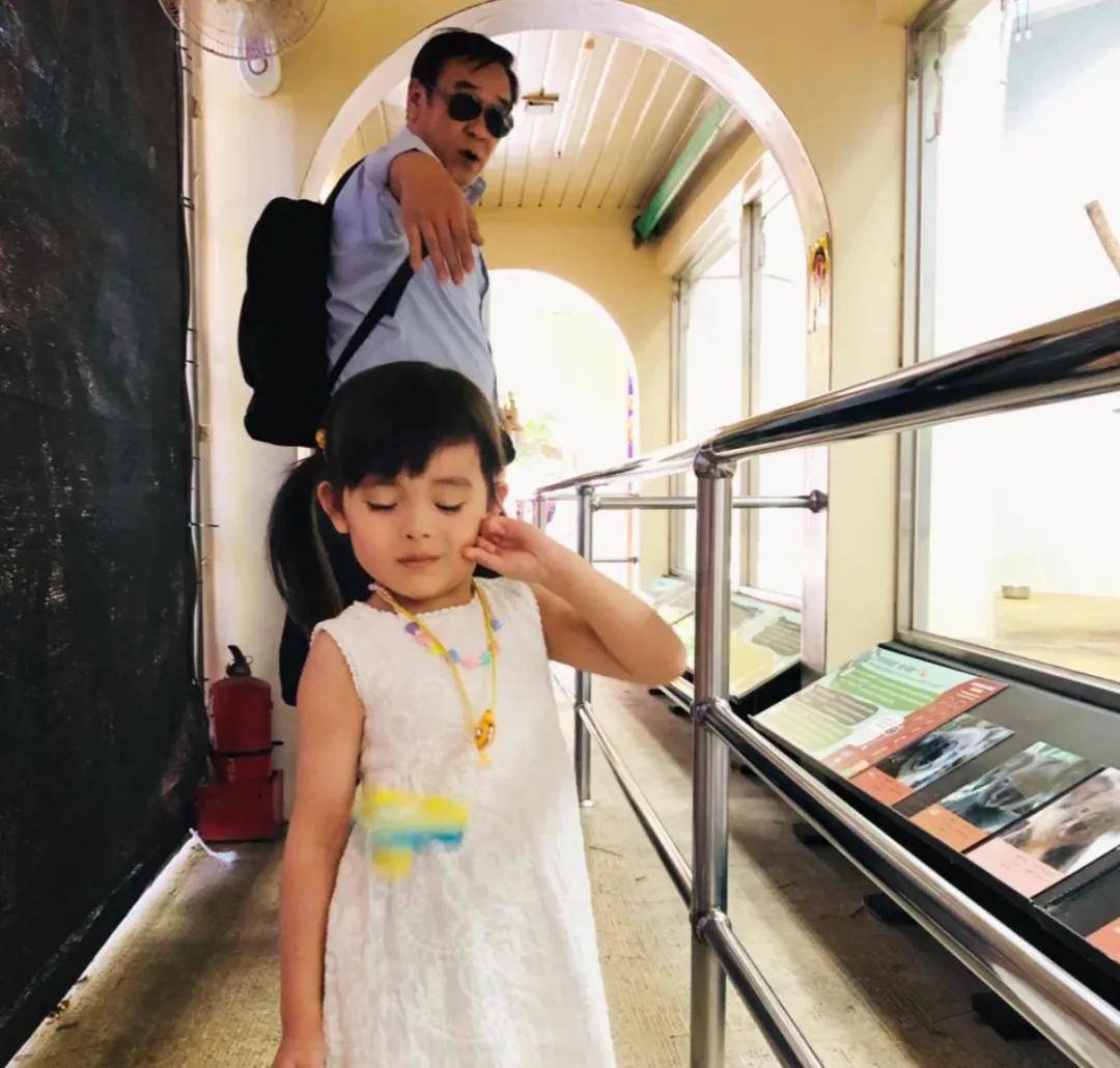 原创            尔冬升女友首晒全家福！评论区沦陷破防删评，一家人同框像三代人