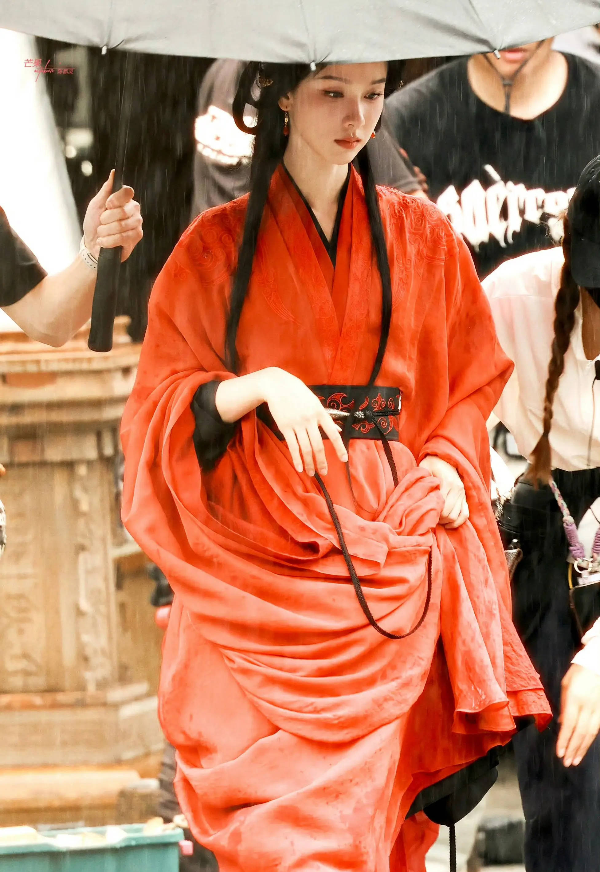 陈都灵穿红色战国袍腰肢纤细 低头垂眸清冷感十足