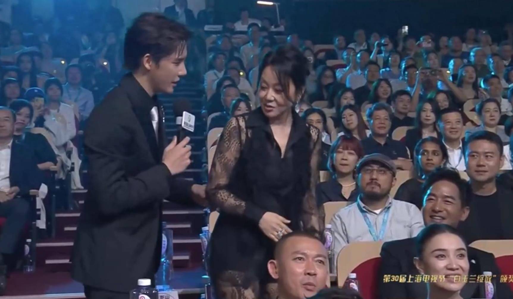 原创            闫妮白玉兰奖现场“微醺式发言”：“你的丈母娘获奖你高兴吗？”