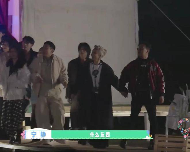 汪峰新疆街头牵手森林北，十指紧扣力证恋情，分手谣言被打脸！