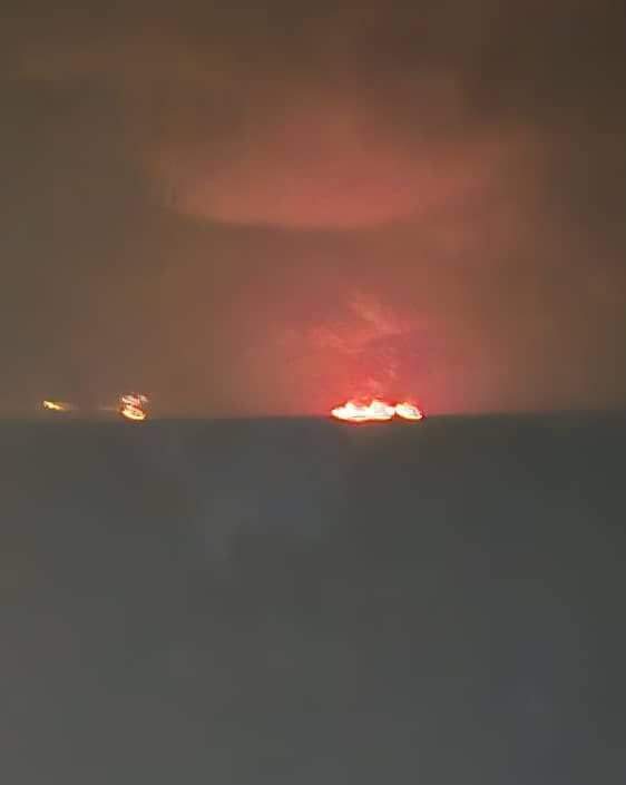 据市场消息，霍尔木兹海峡附近的阿曼湾有三艘船只或油轮起火